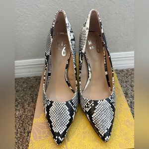 Mix No. 6 Black and White Snake-Print Pointed Pumps